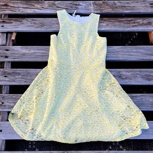 Short dress with zipper in the back. Size:14 kids. Color:light pastel yellow.